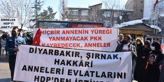Hakkari'de terr maduru aileler, HDP l Bakanl nnde eylem yapt