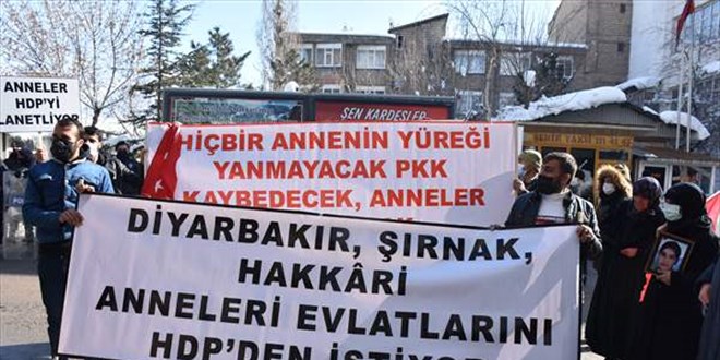 Hakkari'de terör mağduru aileler, HDP İl Başkanlığı önünde eylem yaptı