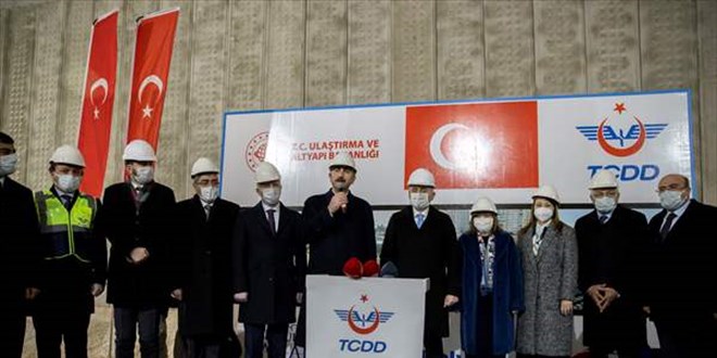 Bakan Karaismailoğlu: Yeni hatlarımızda yerli araçlarımızı kullanıyoruz