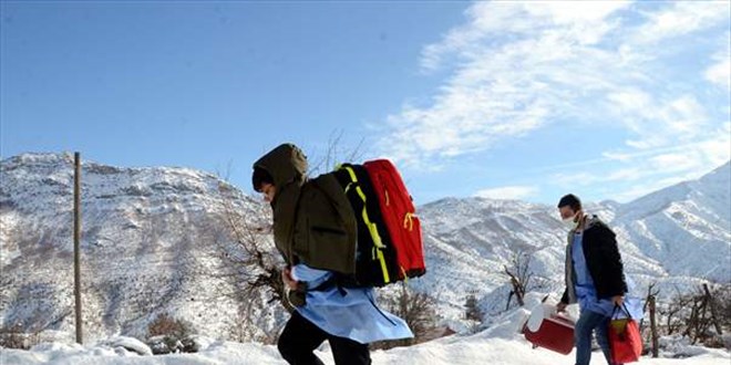 Karlı yolları aşarak 85 yaş ve üstü vatandaşları evlerinde aşılıyorlar