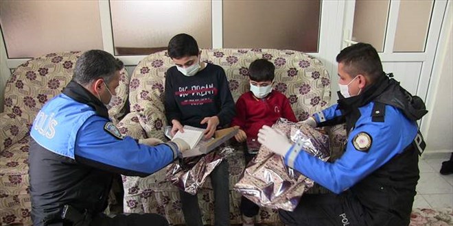155'i arayıp tablet isteyen iki kardeşe, polisten hediye tablet