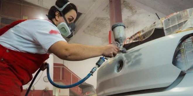 2 çocuk annesi oto boyacılığında erkeklere taş çıkartıyor
