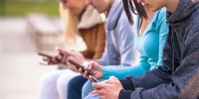 Yemeyip içmeyip telefon alıyorlar