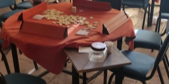 Polisten kapısı açılmayan kafeye iş makineli kumar baskını