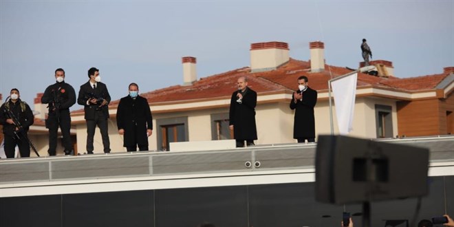 Bakan Soylu ve Kurum deprem konutları anahtar teslim törenine katıldı