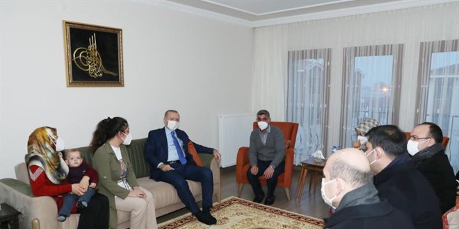 Cumhurbaşkanı Erdoğan'dan depremzede aileye ev ziyareti
