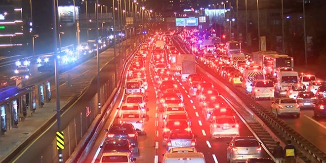 İstanbul'da kısıtlamanın başlamasına rağmen trafik yoğunluğu