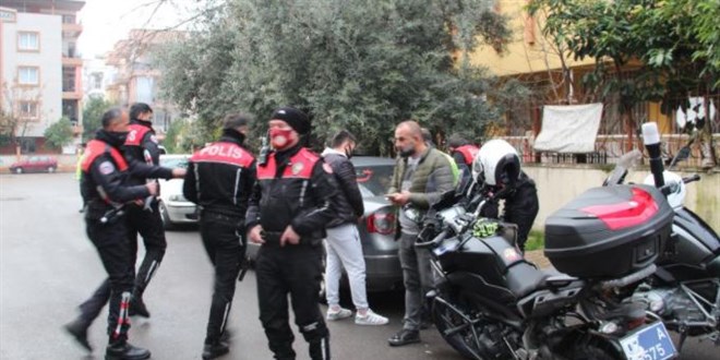 'Maskeni tak' diyen polise 'Sana ne benim maskemden' dedi
