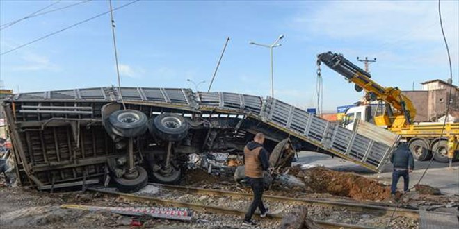 Tren ile tırın hemzemit geçitte çarpışması güvenlik kamerasında