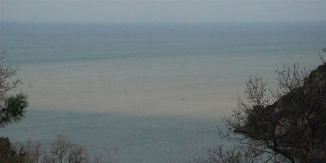 Eriyen kar suları Karadeniz'in rengini değiştirdi