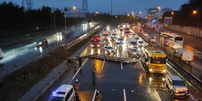 TEM'de fırtına tabelayı devirdi: Yoğun trafik oluştu
