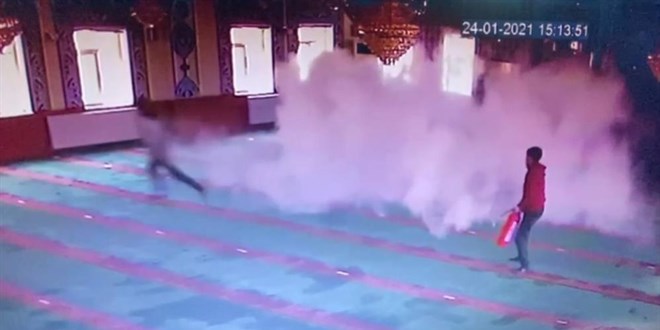 5 çocuğun camide yangın tüpüyle tehlikeli oyunu