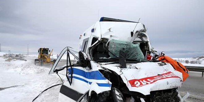 Tıra arkadan çarpan ambulanstaki hemşire yaşamını yitirdi, şoför yaralandı