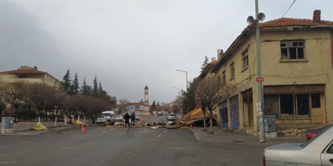 Konya'da şiddetli rüzgar adliye binasının çatısını uçurdu
