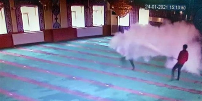 Oyun için camiye giren 5 çocuk ortalığı savaş alanına çevirdi