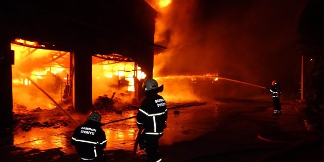 Samsun'da sanayi sitesinde i yerleri alev alev yanyor