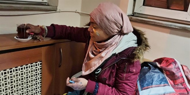 Sokakta donmak üzere olan evsiz kadını polis kurtardı