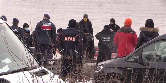 Gölete düşen araçta kaybolan 2 kişiden birinin cansız bedeni bulundu