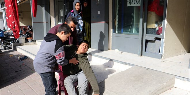 Kısıtlamada engelli gencin akülü tekerlekli sandalyesini çaldılar