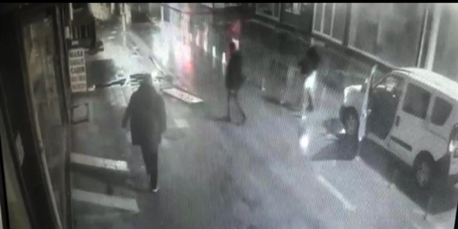 Polislerin bayrak hassasiyeti yüreklere dokundu