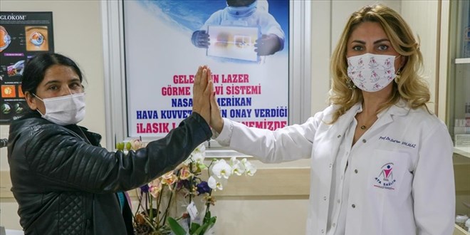 Kalın camlı gözlükten gözlerine dikilen mercekle kurtuldu
