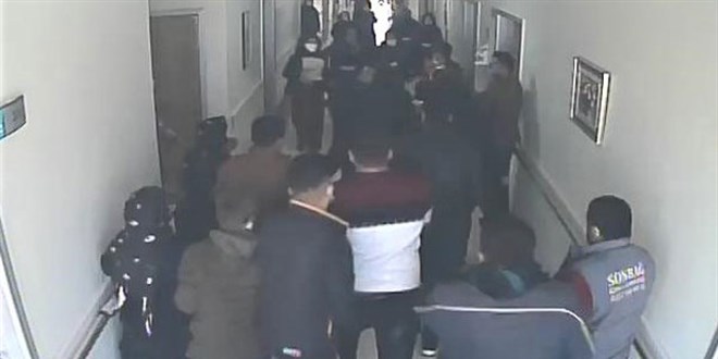 Güvenlik görevlisinin hasta yakınları tarafından dövüldüğü anlar kamerada