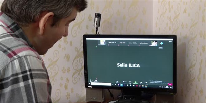 Görme engelli öğretmen derslerinde radyo efektleri kullanıyor