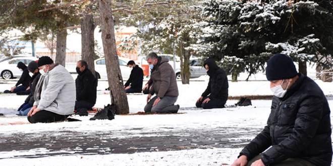 Kar üstünde cuma namazı