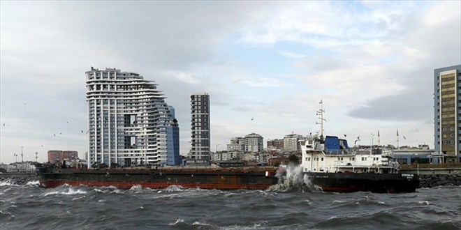 Zeytinburnu Sahili'nde kargo gemisi karaya oturdu