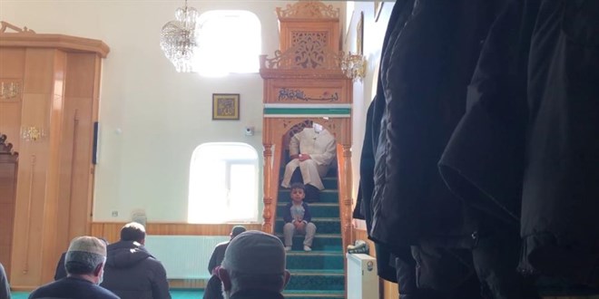 Hutbe okunurken minbere çıktı