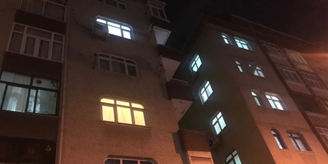 Oğlunu bıçaklayan adam pencereden atladı