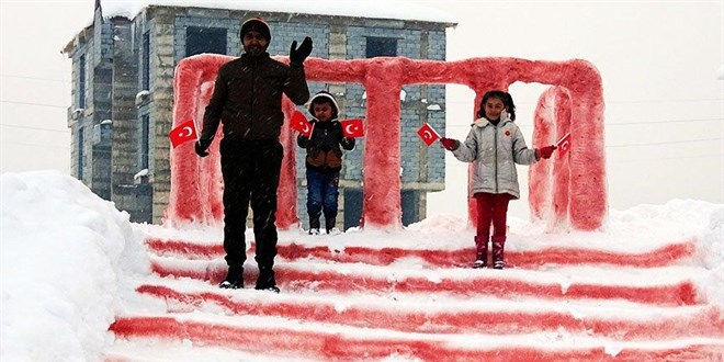 Bakan Akar, Anıtkabir maketi yapan Hakkarili aileyi Ankara'ya davet etti