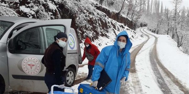 Sağlıkçılar, kış şartlarına rağmen aşı çalışmalarını sürdürüyor