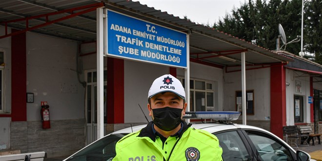 Polis, üşüyen zihinsel engelli çocuğa montunu verdi