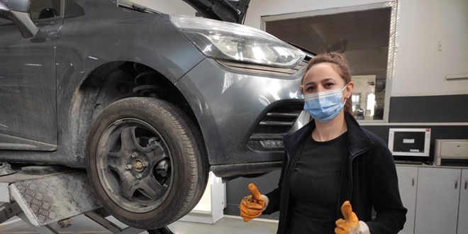 18 senedir ellerinin ojesiyle araba tamir ediyor
