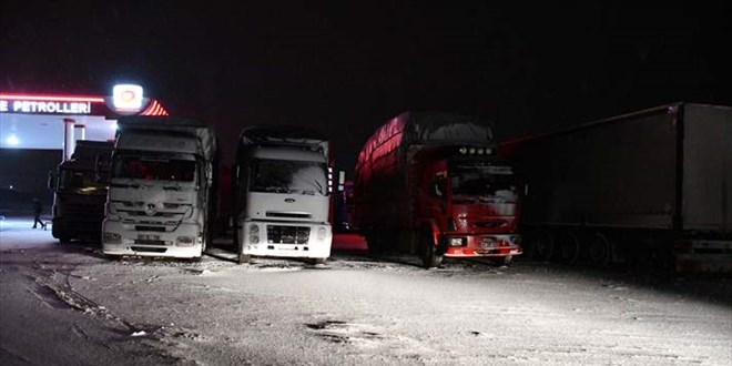 Kardan kapanan Sivas-Kayseri kara yolu ulaşıma açıldı