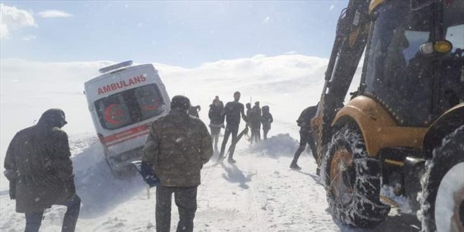 1 aylık bebeğin pansumanı için 6 saat karla mücadele ettiler