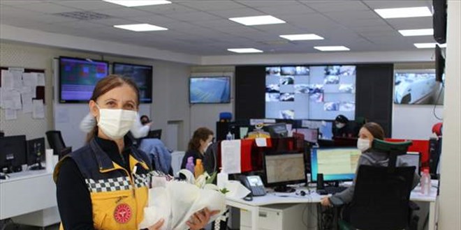 Emekliye ayrılan sağlık çalışanı, arkadaşlarına anonsla veda etti
