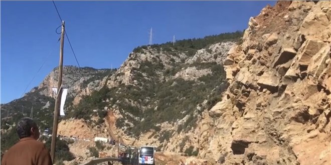 Mersin-Antalya yolu heyelan nedeniyle ulaşıma kapandı