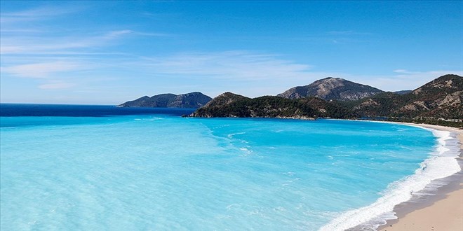Fethiye'de rengi turkuaza dönen deniz görenleri şaşırttı