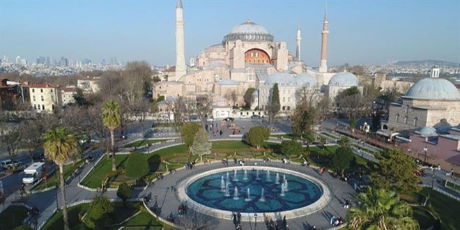 Kısıtlamadan muaf tutulan turistler, tarihi yarımadayı gezdi