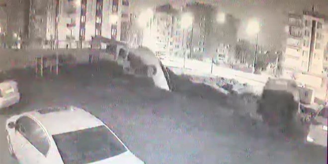 İstinat duvarı çöktü, 6 araç kazı alanına düştü
