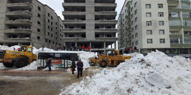 Bitlis'te kar kütlesi vatandaşların üzerine düştü: 3 yaralı