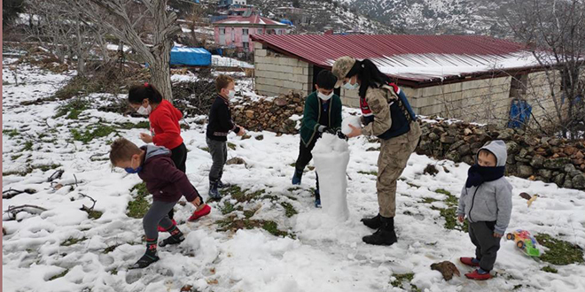 Jandarma çocuklarla kartopu oynayıp kardan adam yaptı