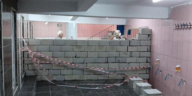 Vakıf ve dernek anlaşamadı, cami tuvaleti ikiye bölündü!