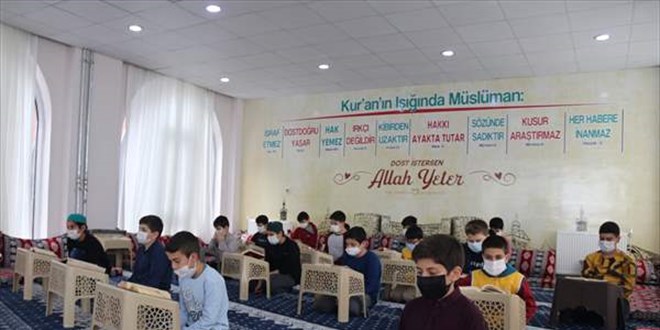 Diyarbakır'da öğrenciler salgına rağmen uzaktan eğitimle hafız oldu
