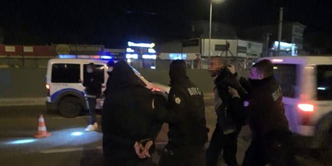 Kısıtlamada sokağa çıktılar, 'Siz bize ceza yazamazsınız' diyerek, polise hakaret ettiler