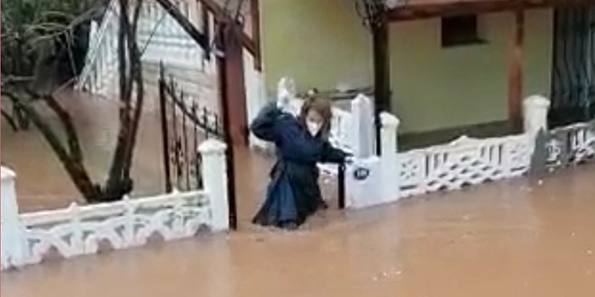 Salk alan hastaya mdahale etmek iin beline kadar suya girdi