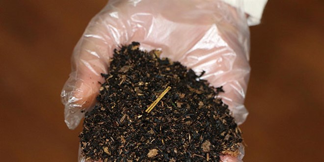 Aldığı çay paketlerinden hayvan gübresi çıktı