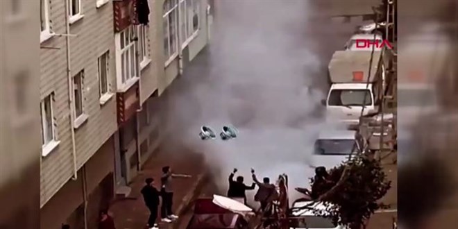 Bağcılar'da sokakta maskesiz ve sosyal mesafesiz düğün eğlencesi